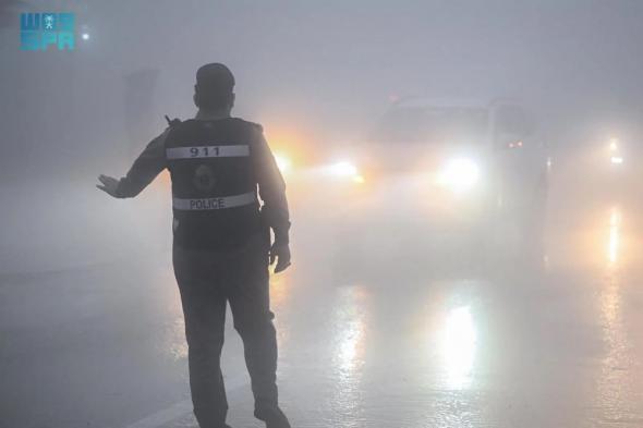 تحت زخات المطر.. جهود كبيرة لرجال مرور الباحة لتنظيم حركة السير في رمضان