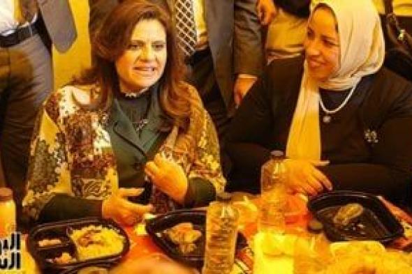 وزيرة الهجرة تشارك فى حفل إفطار أهالى المطرية.. صورة