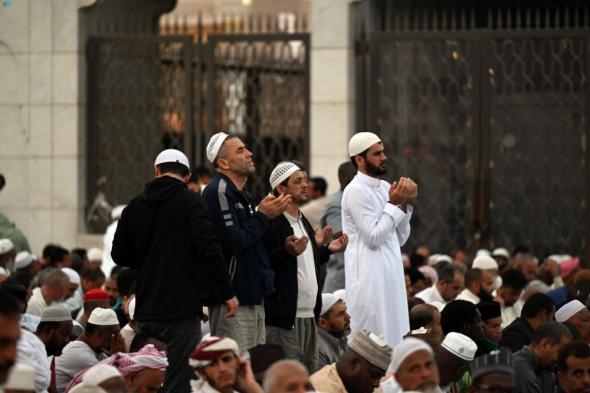 شاهد| مشاهد إيمانية.. قاصدو المسجد النبوي يلهجون بالدعاء  قبيل الإفطار