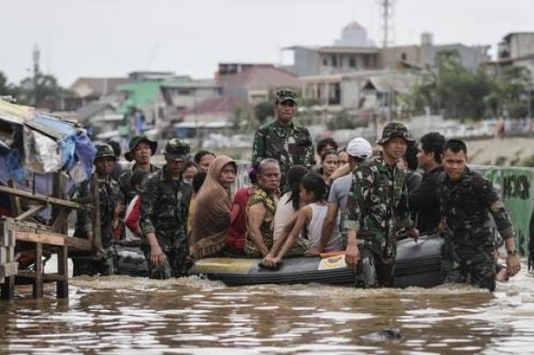 إندونيسيا.. العثور على 4 جثث وفقدان 6 إثر انزلاق تربة وفيضانات
