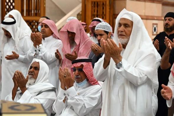 "حرماً آمناً".. روحانية وخشوع يحفّان المصلين في رحاب المسجد النبوي