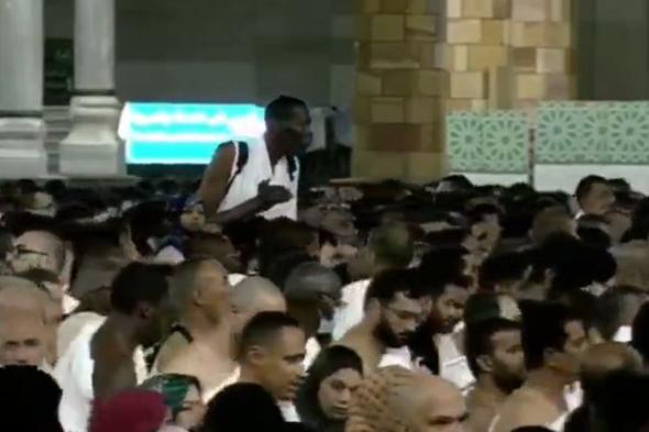الامارات | معتمر عملاق في الحرم المكي يثير دهشة المتابعين على السوشال ميديا (فيديو)
