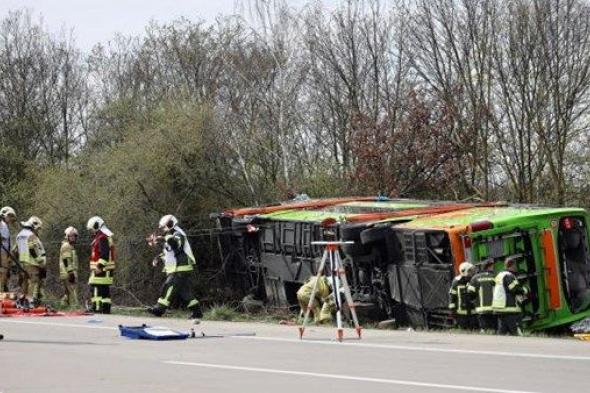 إزالة حافلة بعد حادث على طريق سريع في ألمانيا