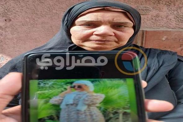 "مش هننساكي أبدا يا رحاب".. والدة "فتاة البراجيل" تودعها أمام المقابر | صور وفيديو