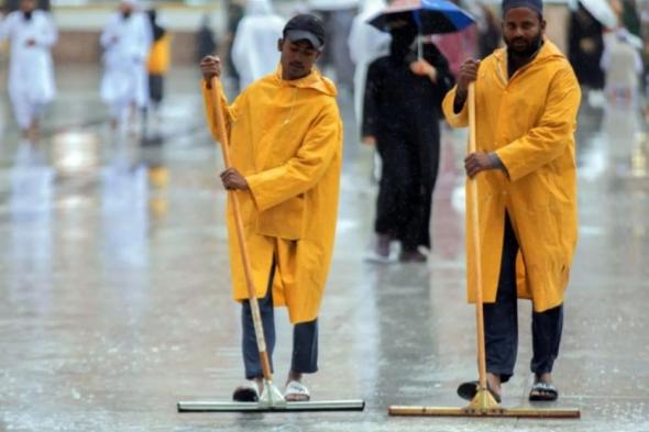 "العناية بشؤون المسجد النبوي" تكثف أعمالها خلال هطول الأمطار