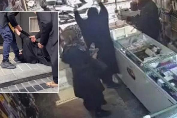 الامارات | تركيا: ضرب سيدة محجبة وسحلها في الشارع بسبب (كَفر تيليفون) بـ 15 درهماً (فيديو)