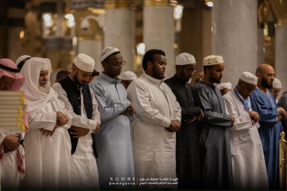 صور.. أجواء من الخشوع والاطمئنان في أولى ليالي العشر بالمسجد النبوي