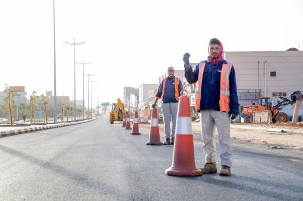 صور.. إنجاز 52% من مشروع تطوير امتداد طريق الملك عبد العزيز بسكاكا