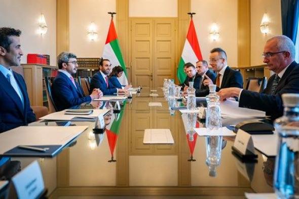 عبدالله بن زايد يلتقي وزير خارجية المجر في بودابست ويبحثان مسارات التعاون بين البلدين