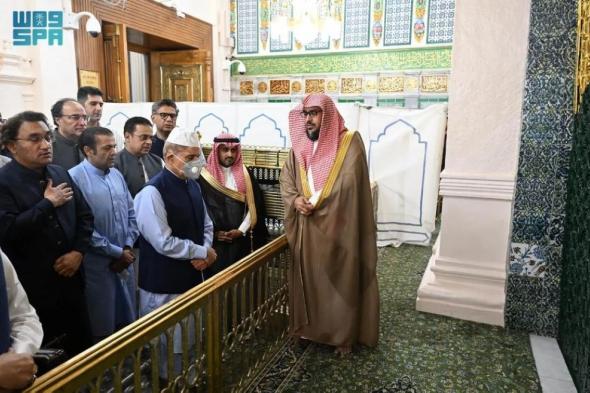 رئيس وزراء باكستان يزور المسجد النبوي ويؤدي الصلاة فيه