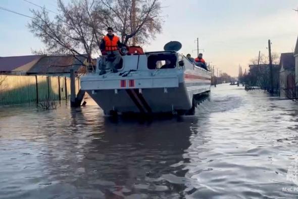 صور| روسيا تواصل عمليات الإجلاء من المناطق المتضررة في فيضانات أورسك