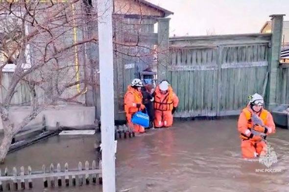 تواصل عمليات الإجلاء من مناطق متضررة من الفيضانات في أورسك الروسية
