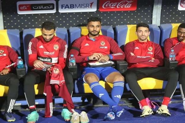 دكة بدلاء الأهلي في مباراة إنبي بالدوري المصري