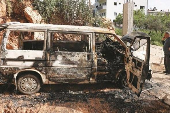 مستوطنون يحرقون منزلاً ومركبة فلسطينية قرب نابلس