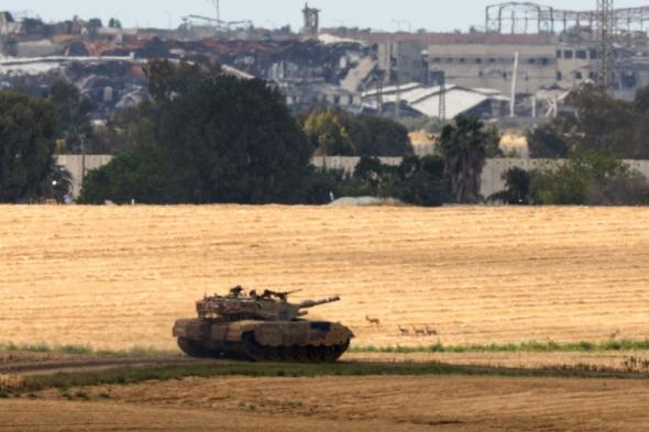 الدبابات الإسرائيلية تتوغل في مخيم النصيرات وسط قطاع غزة