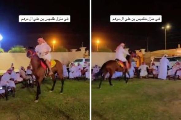 تراند اليوم : شاهد.. مواطن يرحب بضيوفه في عيد الفطر من على ظهر حصانه