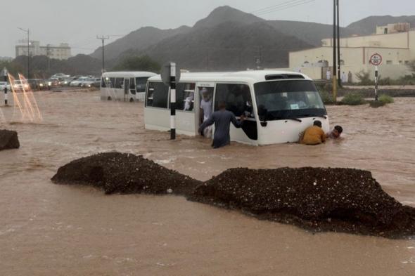 منخفض المطير.. 12 وفاة جراء الحالة الجوية في عُمان