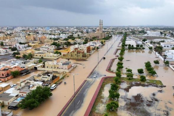 المياه أغرقت الطرق.. صور ترصد آثار منخفض المطير على محافظة عمانية