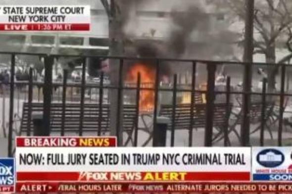 تراند اليوم : شاهد.. رجل يشعل النيران في جسده أمام محكمة في نيويورك أثناء محاكمة ترامب