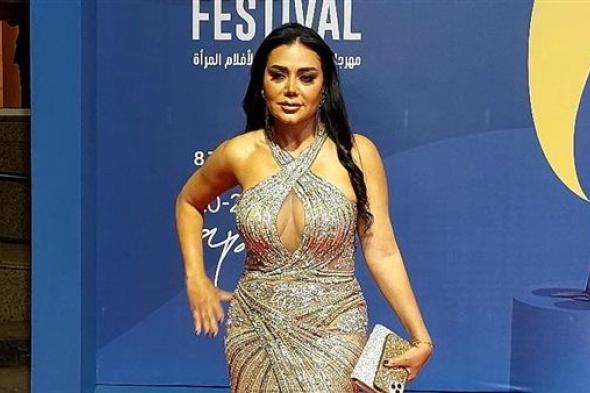 رانيا يوسف بفستان مكشوف على ريد كاربت مهرجان أسوان الدولي لأفلام المرأة