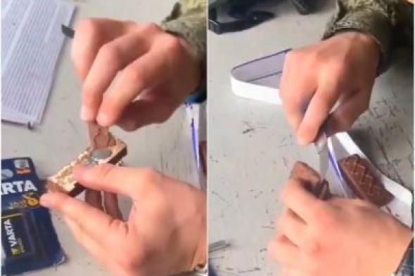 تراند اليوم : شاهد : ضابط روسي يعثر على شوكولاتة مفخخة بقنبلة صغيرة في مناطق المعارك مع أوكرانيا