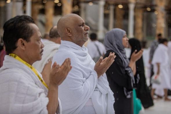 بالصور.. شاهد لحظة هطول الأمطار على المسجد الحرام صباح اليوم