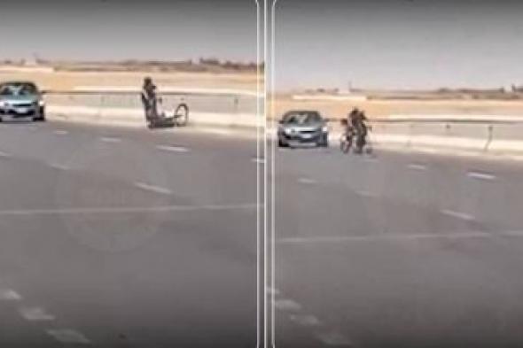 تراند اليوم : شاهد.. لحظة اعتداء لاعبة دراجات على زميلتها وإسقاطها على الطريق قبل أمتار من نهاية السباق في مصر