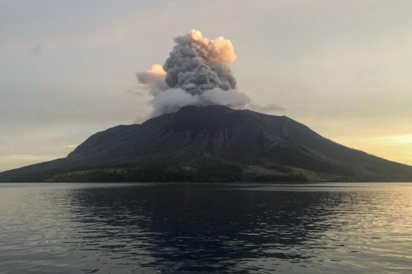 من جديد.. ثوران بركان جبل روانج في إندونيسيا وأوامر بالإخلاء