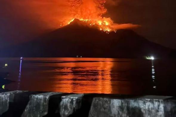 إجلاء آلاف السكان.. تجدد ثوران بركان جبل روانج في إندونيسيا