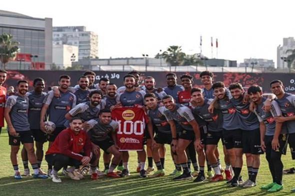 "100 مباراة".. لاعبو الأهلي يحتفلون بمحمد عبد المنعم في مران الفريق اليوم (صور)