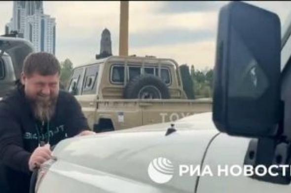 تراند اليوم : شاهد.. الرئيس الشيشاني يجر سيارة جيب في أول ظهور له بعد أنباء عن تدهور حالته الصحية
