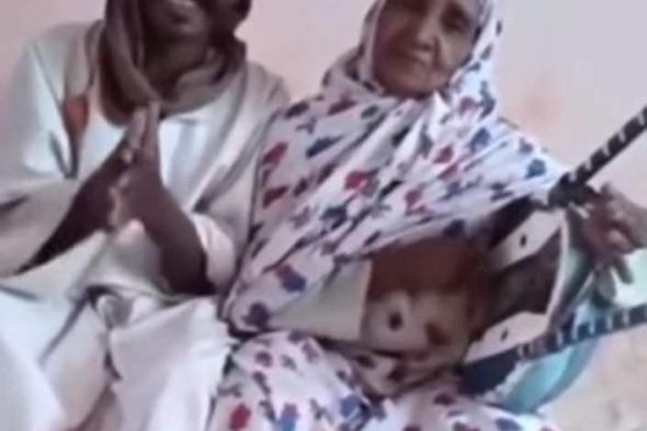 شاهد بالصورة والفيديو.. سيدة سودانية تبهر الأسافير وتخطف الأضواء بعزفها على “الطمبور” بطريقة مدهشة ومتابعون: (ملوك السلك رجال ونساء وشوايقة والبلد رايقة)