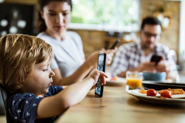 دراسة برتغالية تربط الوزن الزائد لدى الأطفال بالهاتف ومشاهدة التلفزيون