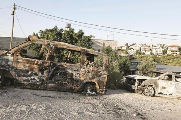 مستوطنون يهاجمون قرية فلسطينية في الضفة الغربية ويحرقون سيارة