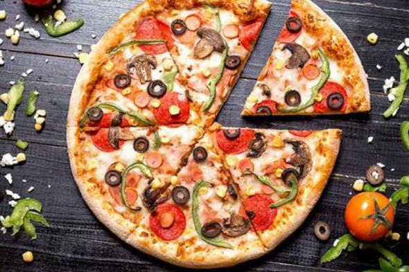 طريقة عمل البيتزا من العيش البلدي.. وصفة سريعة في 10 دقايق