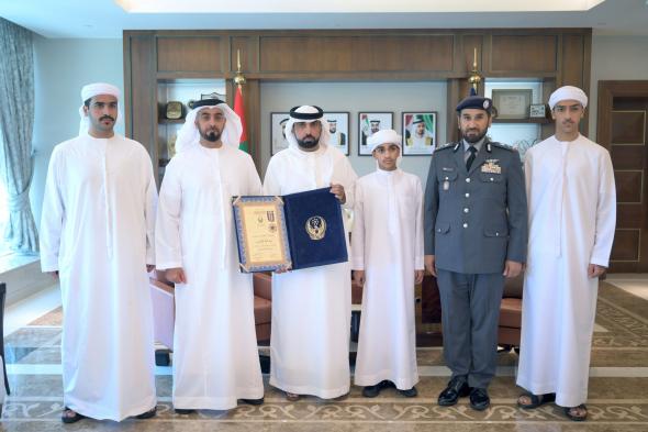 الامارات | سيف بن زايد يسلّم ميدالية الواجب لعائلتي منتسبين من شرطة أبوظبي توفيا أثناء أداء واجبهما الوطني