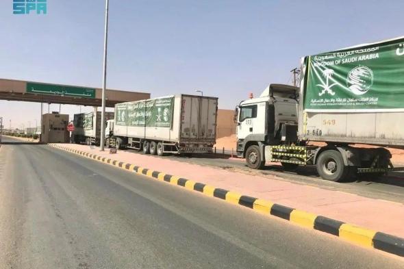 السعودية | 330 شاحنة إغاثية مقدمة من مركز الملك سلمان للإغاثة تعبر منفذ الوديعة الحدودي متوجهة إلى اليمن