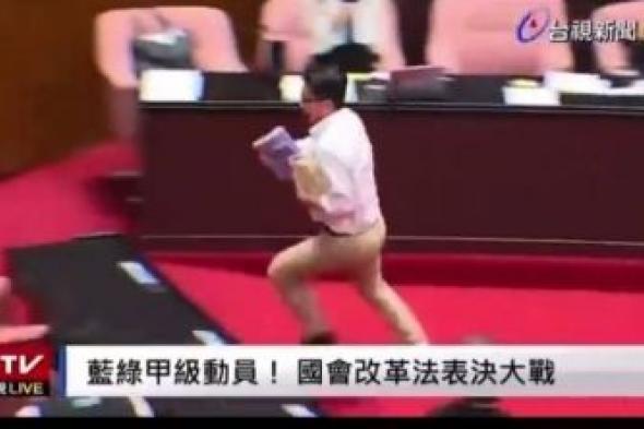 تراند اليوم : شاهد.. فيديو غريب لنائب برلماني في تايوان يسرق أوراق الاقتراع بالقوة من رئيس الجلسة ويهرب بها