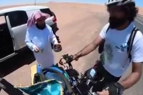 رحالة مصري يوثق كرم ضيافة سعودي معه أثناء سيره على الطريق .. فيديو