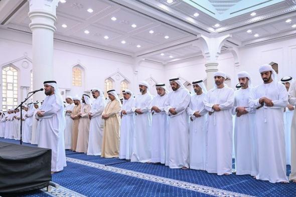 الامارات | حاكم عجمان وولي عهده والشيوخ يؤدون صلاة الجنازة على جثمان الشيخة ميرة بنت علي النعيمي