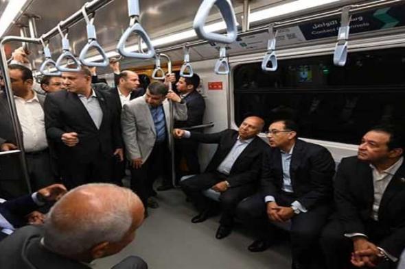 مدبولي يستقل عربات المترو بين محطتي "جامعة القاهرة" و"التوفيقية" لمتابعة انتظام الحركة - صور