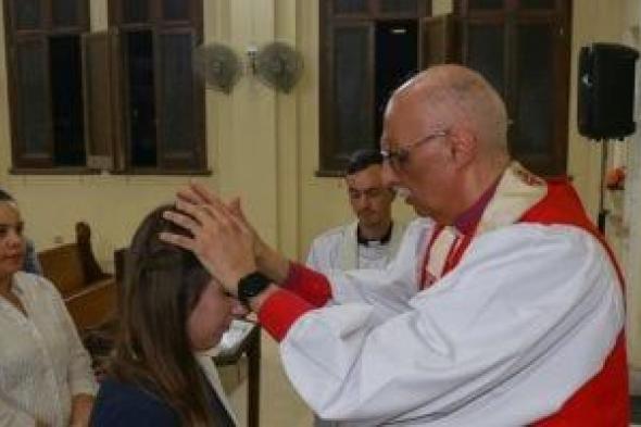 رئيس أساقفة الكنيسة الأسقفية يصلى خدمة تثبيت أعضاء جُدد بالكنيسة