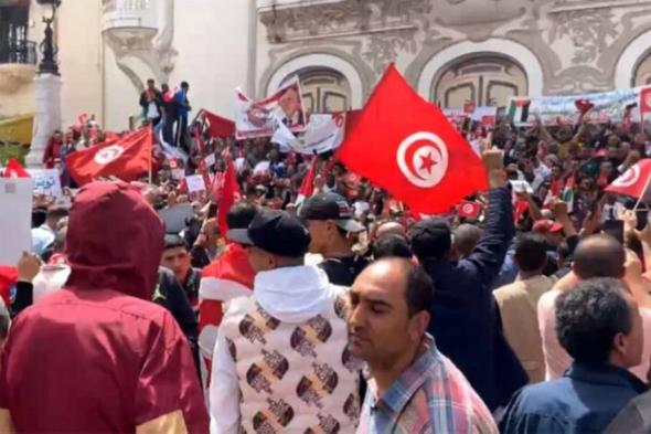 تونسيون يدعمون رئيسهم ويهتفون ضد فرنسا