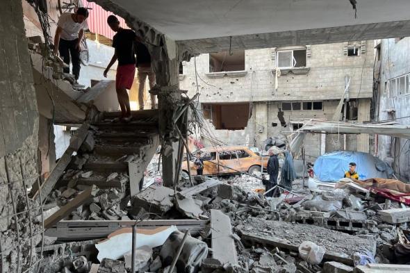استشهاد عشرة فلسطينيين في قصف على مركز إيواء بغزة اليوم