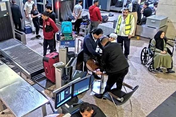 كاميرات مطار القاهرة تكذب أجنبي ادعى استبدال أمواله