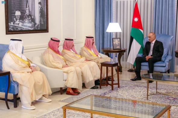 وزير الصناعة يبحث الفرص الاستثمارية مع رئيس الوزراء الأردني