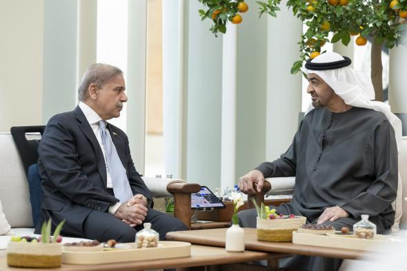 الخليج اليوم .. رئيس الدولة ورئيس وزراء باكستان يبحثان علاقات التعاون بين البلدين