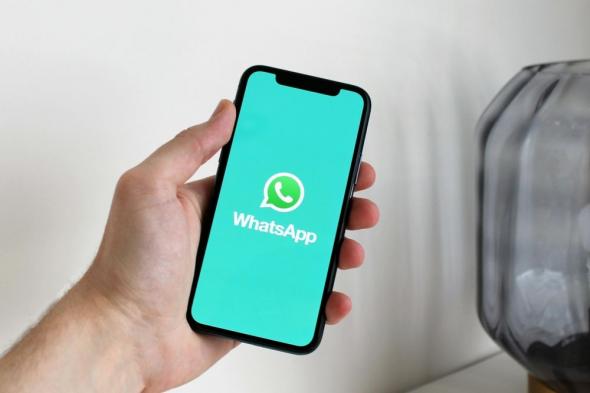 "يسرق محادثاتكم كل ليلة".. إيلون ماسك يفتح النار على WhatsApp