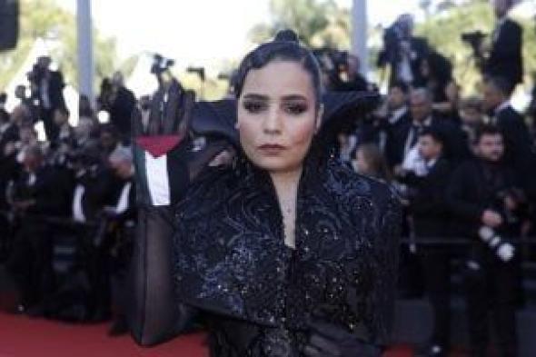 المخرجة المغربية أسماء المدير تحمل علم فلسطين فى ختام مهرجان كان