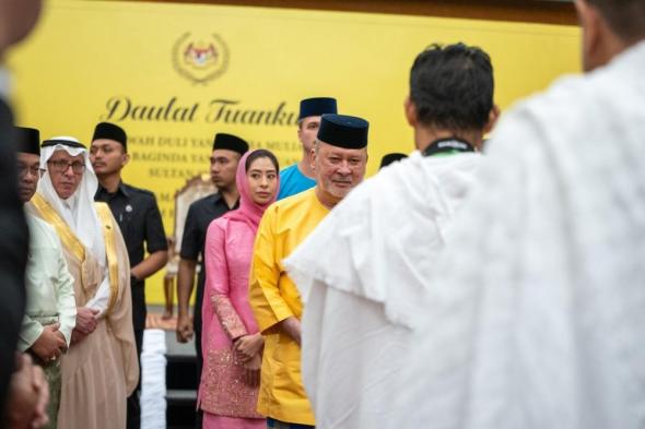 ملك ماليزيا يشهد مراسم توديع الحجاج المستفيدين من مبادرة "طريق مكة"